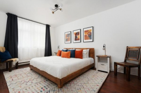 Luxury Old Montreal Parking with Yard Patio 10 Guests